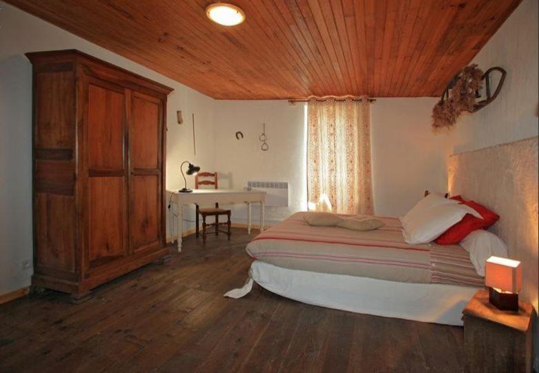 Le Gite Des Faucons Room photo